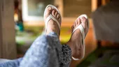 Atenție, turiști! În aceste destinații din Europa poți fi amendat cu 2.500 euro dacă porți șlapi