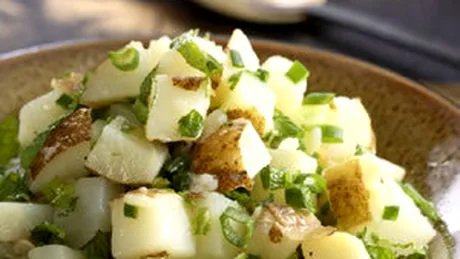 Salata de cartofi cu maioneza, in varianta sanatoasa