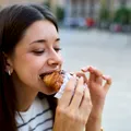 Aditivii din alimentele procesate, asociați cu riscuri mai mari de cancer și boli cronice într-un studiu amplu