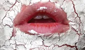 Buze crăpate și uscate: remedii eficiente care hidratează intens buzele