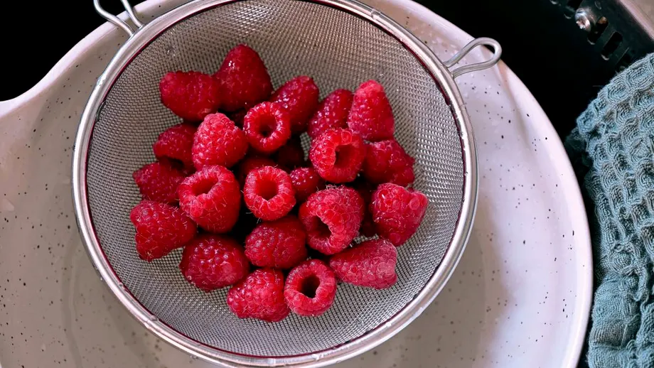 Cum să speli corect zmeura. Ingredientul care o face să rămână proaspătă, să nu se înmoaie și să nu mai facă mucegai