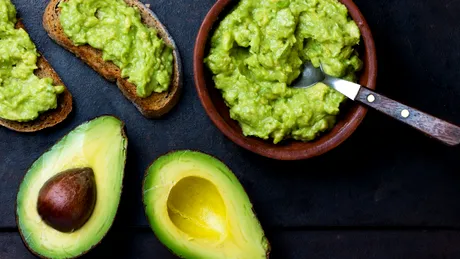 Cum transformi un avocado tare într-unul moale în doar cinci minute? Trucul pentru un guacamole perfect