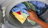 Cum să-ți speli hainele, dacă ai rămas fără detergent. Cel mai tare truc, pe care puțini îl știu