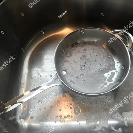 Lichide periculoase dacă le arunci în chiuvetă! Ce nu trebuie să mai arunci niciodată