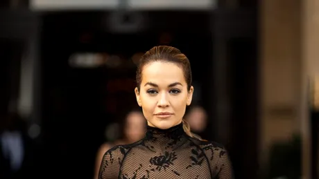 Rita Ora a lăsat totul la vedere! Cum a apărut artista în public