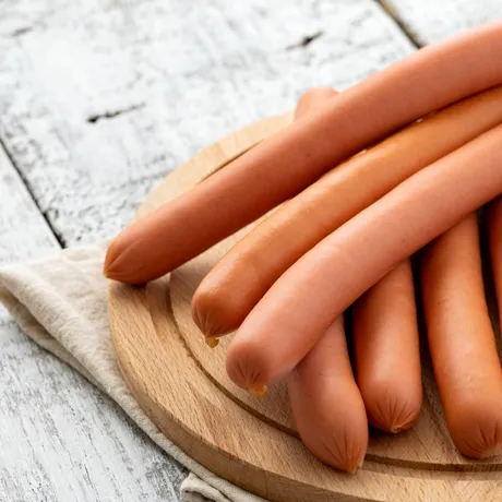 Ce conțin crenvurștii de porc din supermarket. S-a aflat ce mâncăm cu adevărat