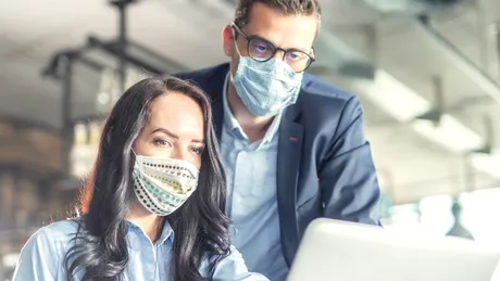 Angajaţii care lucrează în birouri open-space, obligaţi să poarte mască de protecţie după 15 mai