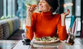 Ce să mănânci la restaurant să nu te îngrași. 4 trucuri cu care să păcălești foamea