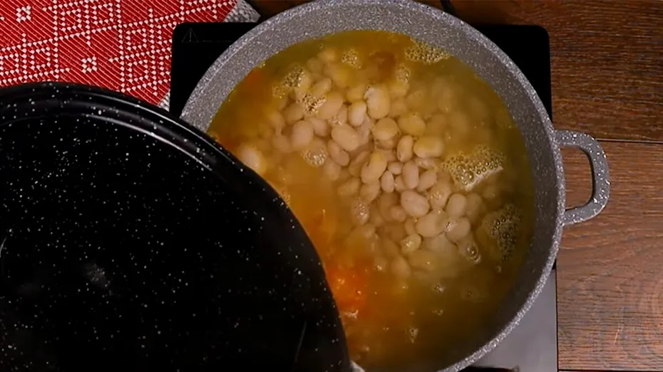 Care este condimentul care nu trebuie pus niciodată în ciorba de fasole. Îi strică tot gustul