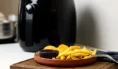Friteuza cu aer sau gătitul pe aragaz? Care metodă păstrează mai bine vitaminele din alimente