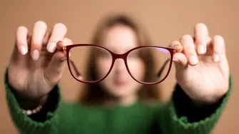 (P) Poate astigmatismul să se agraveze în timp? Ce influențează evoluția dioptriilor