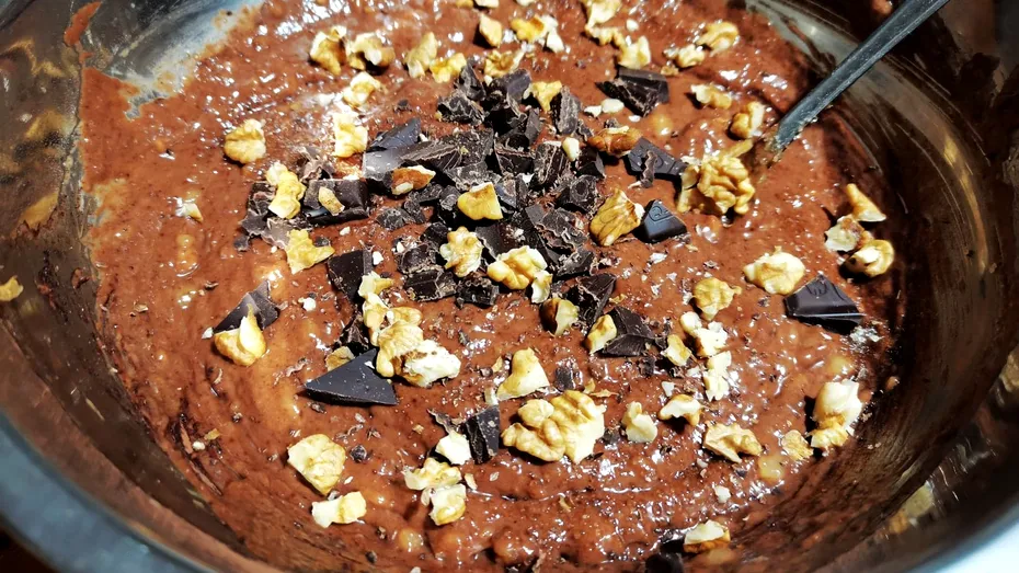 Cea mai BUNĂ prăjitură fără gluten și fără zahăr, cu banane, nuci și unt de arahide