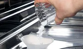 La cât timp se pune sare în mașina de spălat vase? Cum se adaugă corect și de ce e importantă