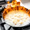 De ce nu trebuie să torni niciodată apă peste uleiul încins care a luat foc. Greșeala care poate transforma bucătăria într-un pericol