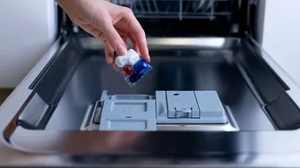 Cât de sigure sunt capsulele de spălat vase? Ce se întâmplă cu pelicula de „plastic” în timpul spălării
