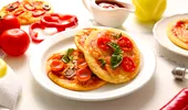 Mini pizza pe lipii de mălai. Rețetă rapidă, gata în doar 25 de minute