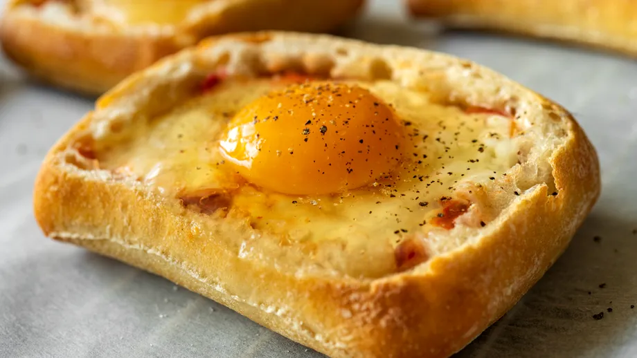 Ouă ochiuri în pâine cu Salam Săsesc