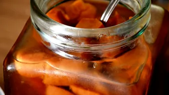 Savurați gustul toamnei: gutuie murată în oțet, cu nuci și scorțișoară