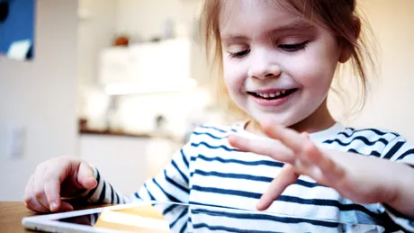 De la ce vârstă e sigur să îi lăsăm pe copii în fața ecranelor? Specialiștii spun că 13 ani e vârsta minimă pentru telefon / VIDEO