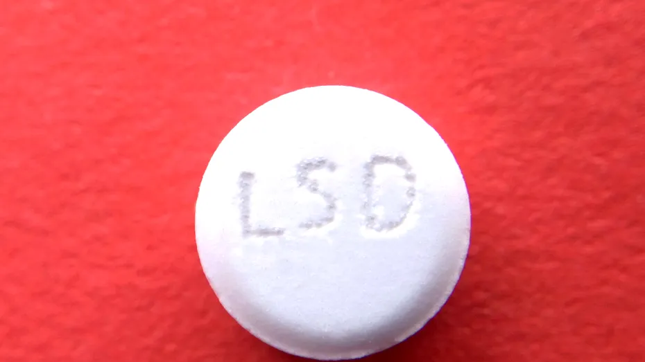 Ce s-a întâmplat cu o femeie care a luat de 550 de ori doza normală de LSD. Cum arată raportul medicilor