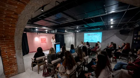 (P) RED Society: primul program din România care oferă elevelor și studentelor produse menstruale și consultații ginecologice la 50% reducere