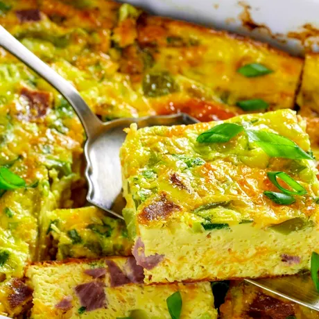 Omletă la cuptor cu legume și brânză feta. Rețeta delicioasă și ușor de preparat