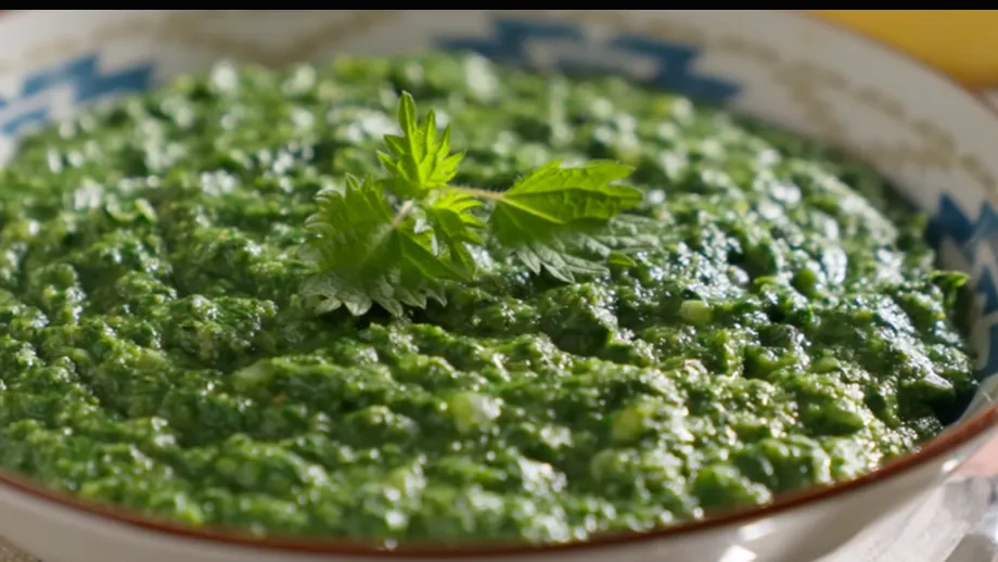 Mâncare de urzici cu mălai. Rețeta delicioasă a Jamilei!