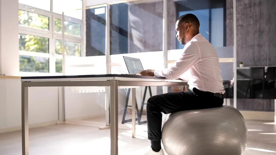 5 recomandări pentru o postură corectă, dar și pentru o coloană vertebrală sănătoasă
