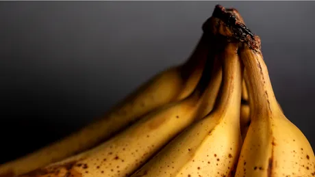 Trucul simplu pentru a preveni stricarea fructelor. Cum să menții bananele și fructele de pădure proaspete mai mult timp