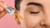 Folosești un ser facial scump, dar nu vezi rezultate? Cel mai probabil faci această greșeală de aplicare