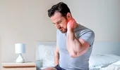 Te-ai trezit cu gâtul înțepenit? Ce poți face pentru a calma durerea și când trebuie să mergi la medic