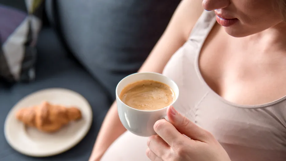 Cafeaua decofeinizată în timpul sarcinii- cât este de sigură?