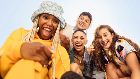 Peste jumătate dintre tinerii din Generația Z își doresc relații deschise (STUDIU)