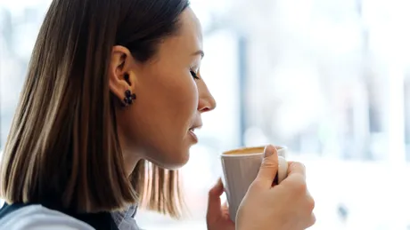 Ora după care nu ar mai trebui să bei cafea dacă vrei să dormi bine. Ce spun studii recente