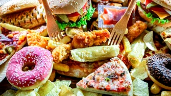 Un cardiolog spune că nu ar mânca niciodată aceste alimente care afectează inima și explică ce ar trebui pus zilnic în farfurie pentru a reduce riscul de boală cardiovasculară