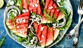 Salată de vară cu pepene roşu şi piept de pui