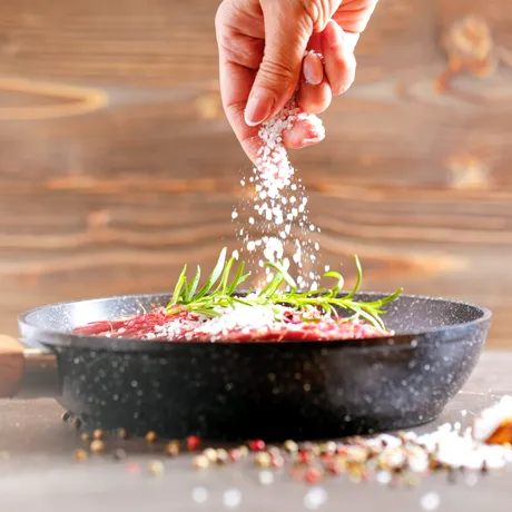 Cu ce să înlocuiești sarea când gătești. 10 alternative delicioase și sănătoase