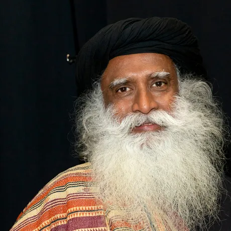 Sadhguru recomandă “jumătate de linguriță de ulei” noaptea pentru curățarea colonului — ce spun susținătorii și scepticii