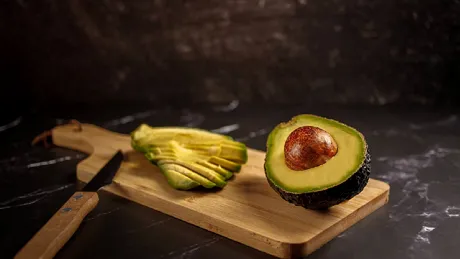 De ce să nu tai niciodată avocado cu un cuțit metalic. Greșeala pe care o face aproape toată lumea