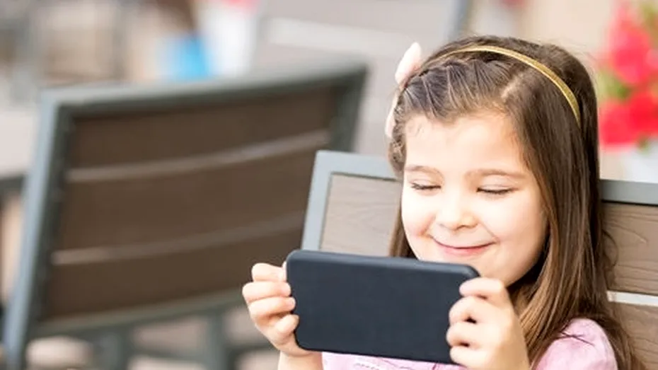 Copiii la restaurant: Cum îi determini să nu se mai uite la smartphone sau tabletă?