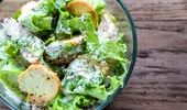 Cum să faci salată Caesar dacă nu ai carne de pui? Secretele pentru gustul perfect obținut acasă