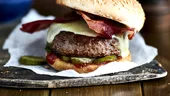 Cum să mănânci un burger fără să te murdărești! Tehnica simplă care te ajută să îl savurezi într-un mod elegant