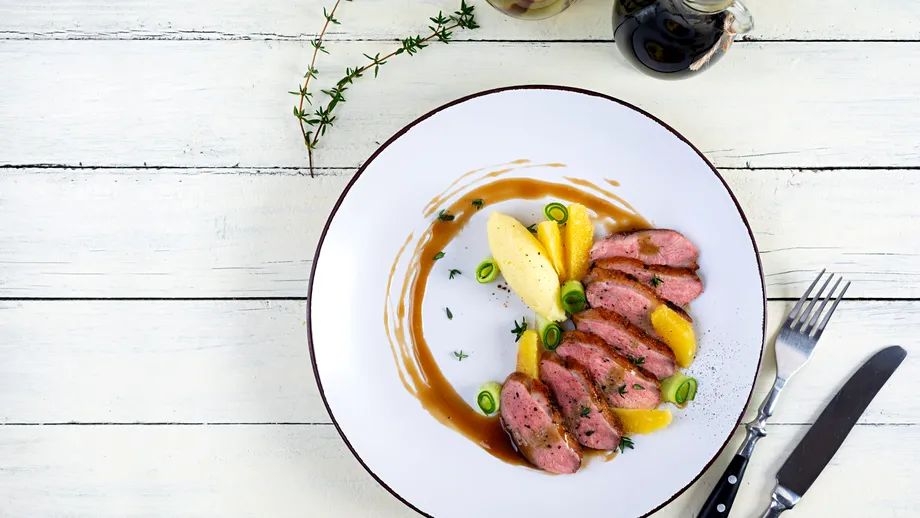 Piept de rață cu portocale: cea mai gustoasă cină gata în mai puțin de 20 de minute