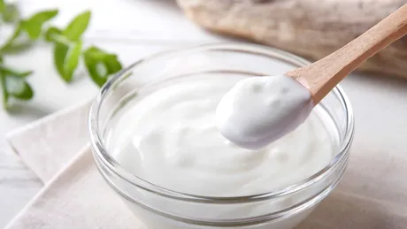 Cum să faci iaurt grecesc acasă cu doar 3 ingrediente. Rețeta e simplă și delicioasă