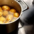 De ce trebuie să fierbi cartofii în apă cu sare și oțet, înainte de a-i pune la prăjit?