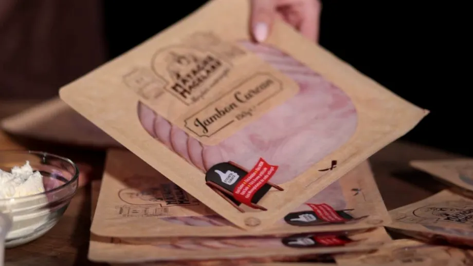 Ruladă caldă cu Jambon de Curcan Matache Măcelaru’, cașcaval și legume aromate