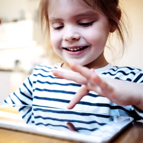 De la ce vârstă e sigur să îi lăsăm pe copii în fața ecranelor? Specialiștii spun că 13 ani e vârsta minimă pentru telefon / VIDEO