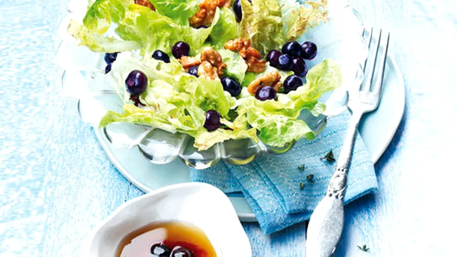 Salată cu nuci şi sos de afine
