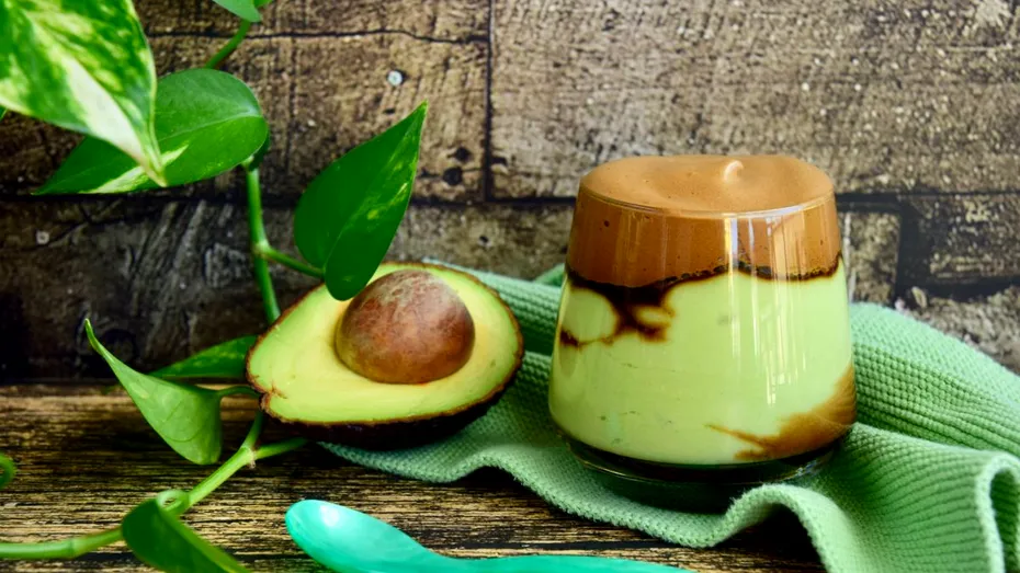 Cum să prepari cafea Dalgona cu avocado - cremoasă, aerată, delicioasă