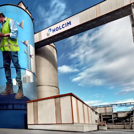 (P) HOLCIM ROMÂNIA MARCHEAZĂ O PREMIERĂ ÎN INDUSTRIE: PRIMUL MURAL SUSTENABIL DINTR-O FABRICĂ DIN ROMÂNIA